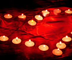 сердце из свечей на темном фоне - Сердечки - Валентинки