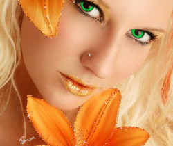 Блондинка с яркими лилиями - Гламурные картинки девушки